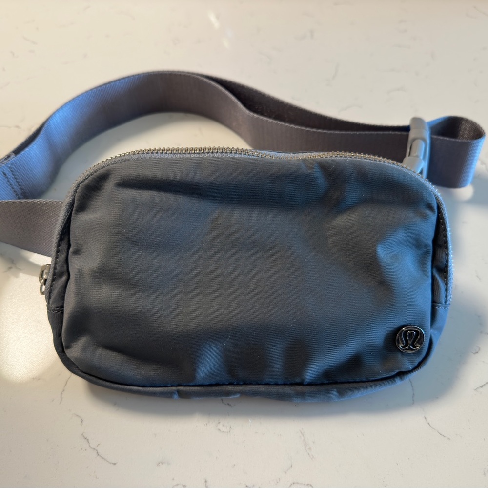 🍋Lululemon Everywhere Belt Bag - Grey